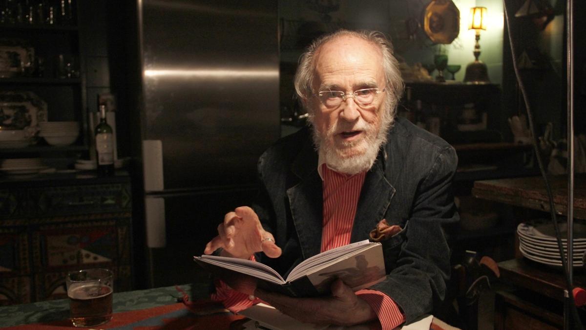 Ginés Liébana, en su casa de Madrid, recitando un poema de uno de sus libros.