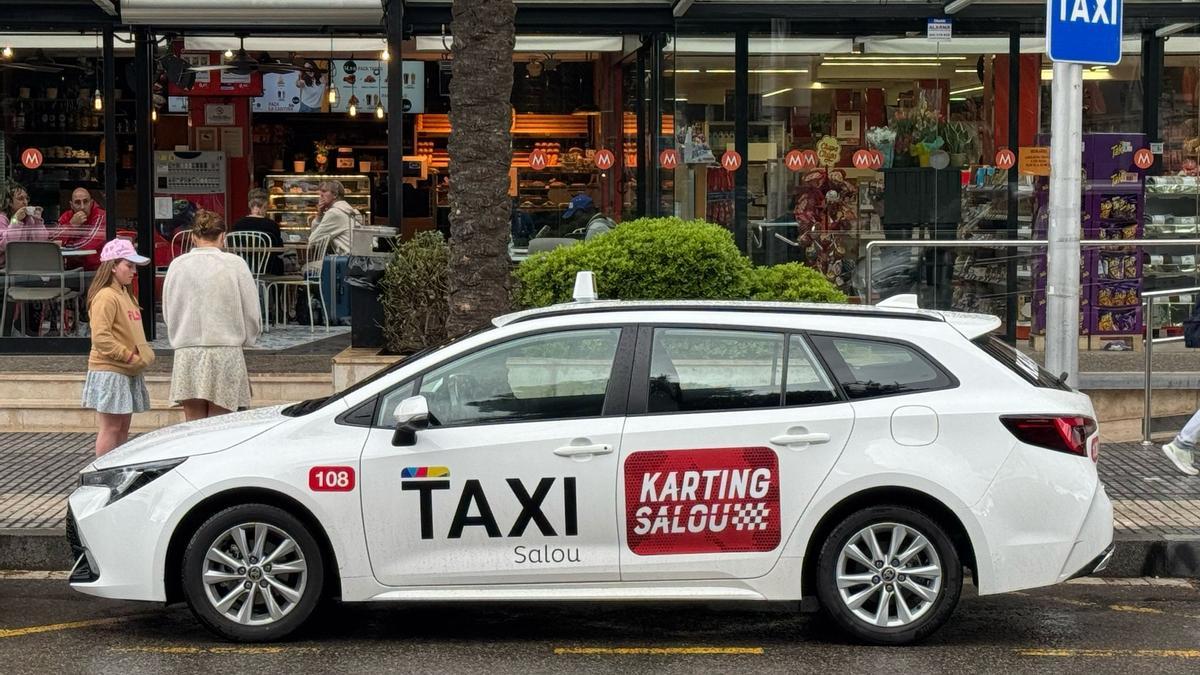 Uno de los 5 vehículos con licencia temporal que ha empezado a operar estas vacaciones en Salou (Tarragonès).