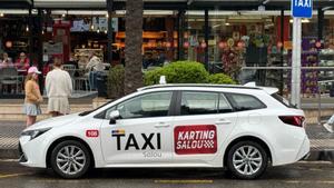 Uno de los 5 vehículos con licencia temporal que ha empezado a operar estas vacaciones en Salou (Tarragonès).