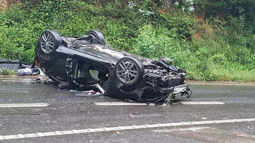 Estado en el que quedó el vehículo accidentado en Coristanco.