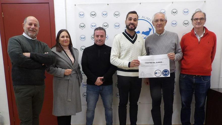 Emacsa dona 4.000 euros al Banco de Alimentos