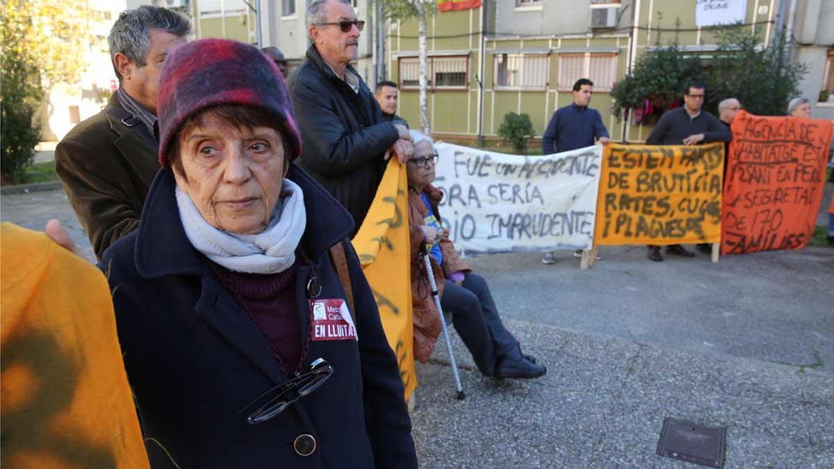 Vecinos de Els Merinals, en Sabadell, protestan por el mal estado de 170 viviendas del barrio.