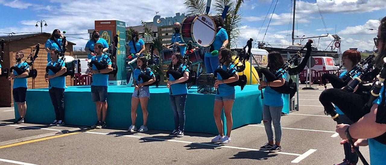 La banda de gaitas, durante su intervención al mediodía. | I. G.