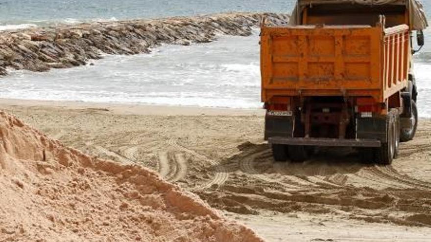 Medio Ambiente mejora  la playa de Puçol con  6.400 toneladas de arena