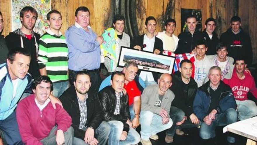 Dani Navarro, con directivos y miembros de su peña y los deportistas que le acompañaron durante la inauguración de la misma en Sales. / j. e. c.