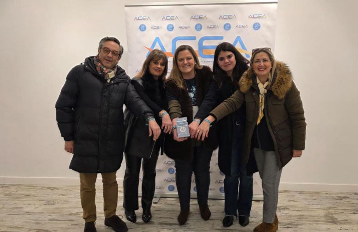 De izquierda a derecha, Luis García, de ACEA;  Marisol García, presidenta de ACEA; Ana Piera, madre de Javi, Raquel Ruiz, concejala de Comercio; y Ana Paneque, de ACEA. | M. O.