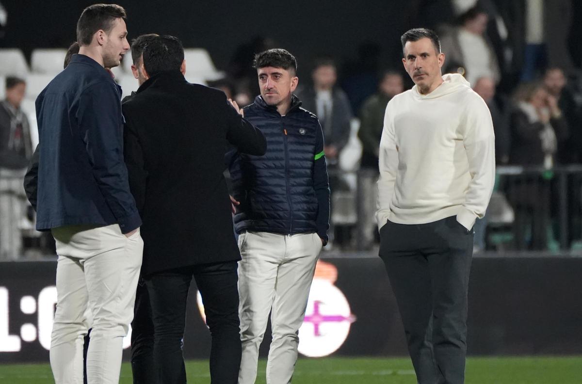 Pablo Hernández y Bob Voulgaris, junto a varios miembros del staff, tras una victoria del CD Castellón en el SkyFi Castalia.