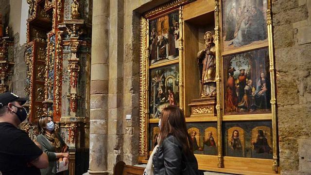 Los turistas han disfrutado ya del retablo de San Ildefonso en la iglesia de San Juan restaurado. | E. P.