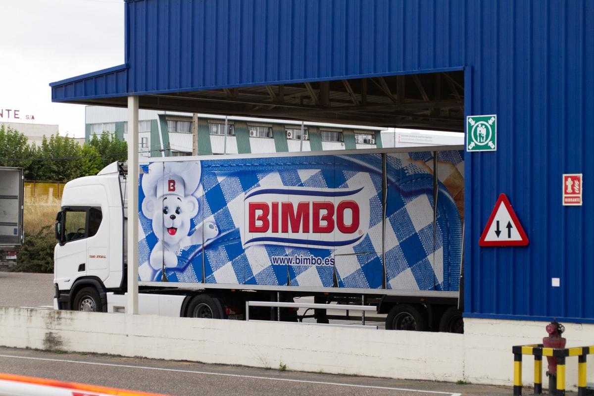 Un camión en una fábrica de Bimbo.