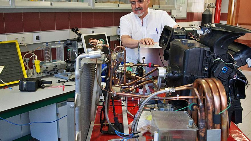El profesor Juan Ramón Muñoz Rico, en el laboratorio de la Escuela Politécnica Superior, con un motor. | J. F.