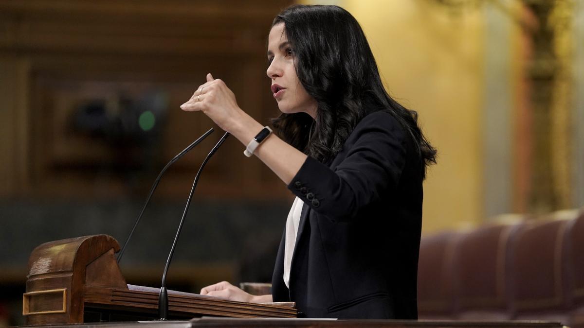 Inés Arrimadas en la tribuna replicando el discurso de Ramón Tamames.