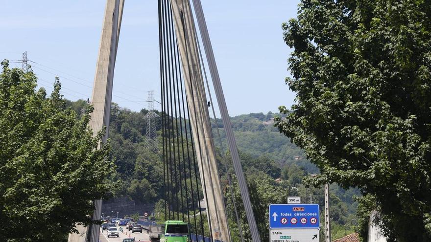Las obras en el puente atirantado de Sama del Corredor del Nalón, sin fecha de finalización: "Sabemos que genera incomodidades"