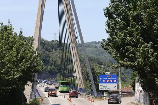 Las obras en el puente atirantado de Sama del Corredor del Nalón, sin fecha de finalización: "Sabemos que genera incomodidades"