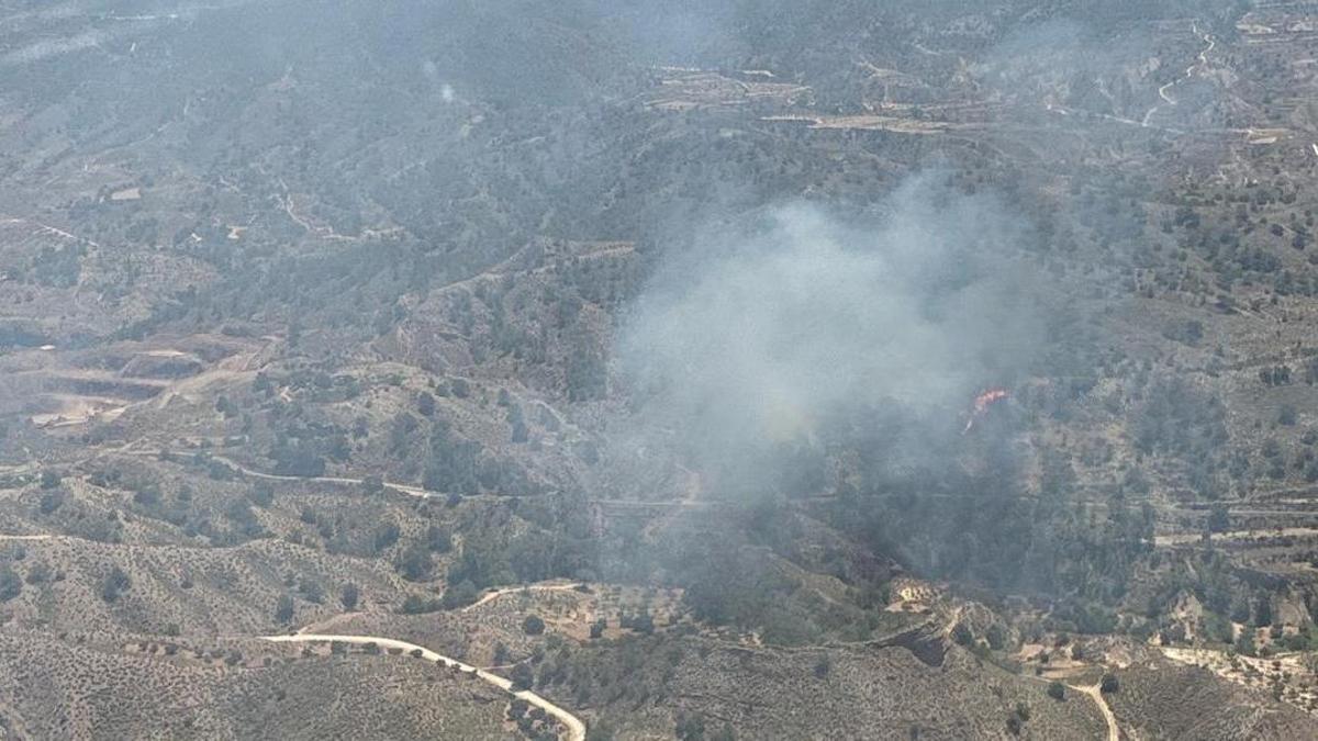 Vista aérea del fuego en la sierra de Abanilla durante la jornada de este miércoles.