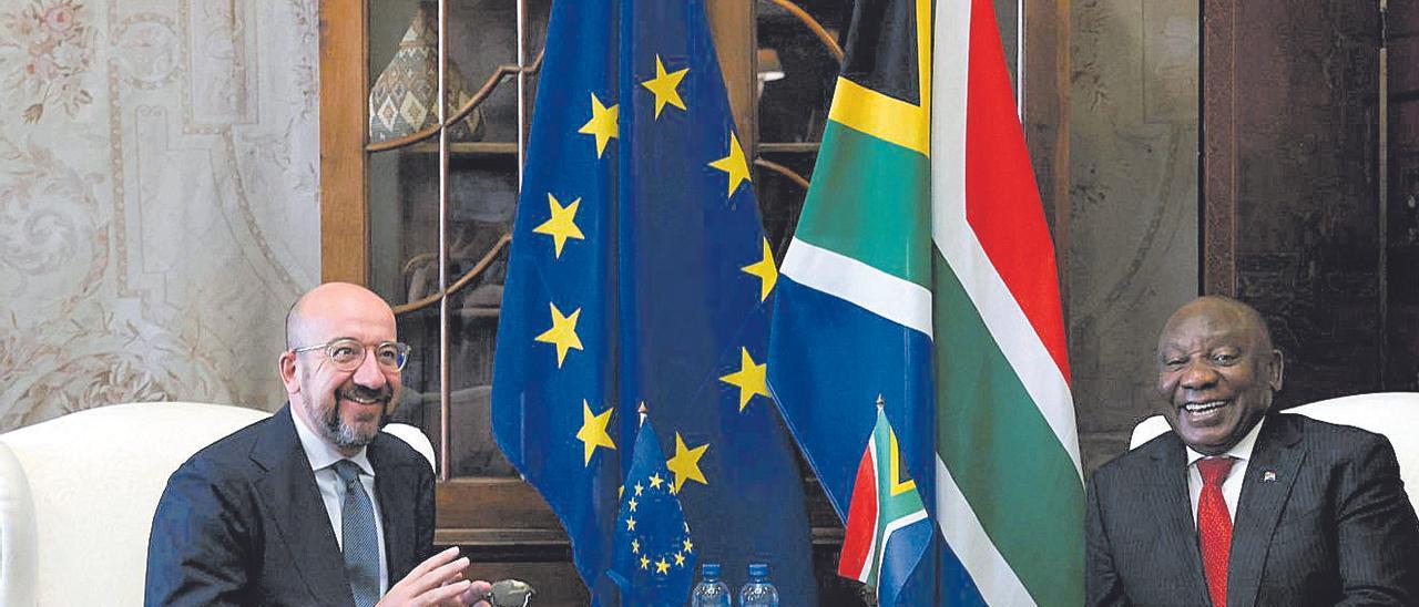 El presidente sudafricano Cyril Ramaphosa con el presidente del Consejo de la UE, Charles Michel, el pasado mes de julio