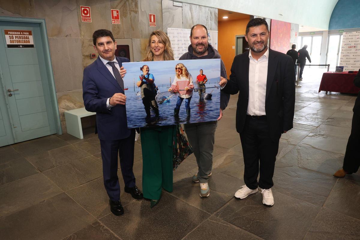 Pedro Blanco, delegado del Gobierno, Yolanda Díaz, Iñaki Abella y Eduardo Abad, presidente de UPTA, junto a la fotografía.