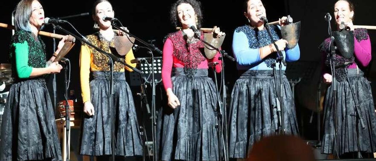 Una actuación del grupo musical Cinco en Zocas. // Muñiz