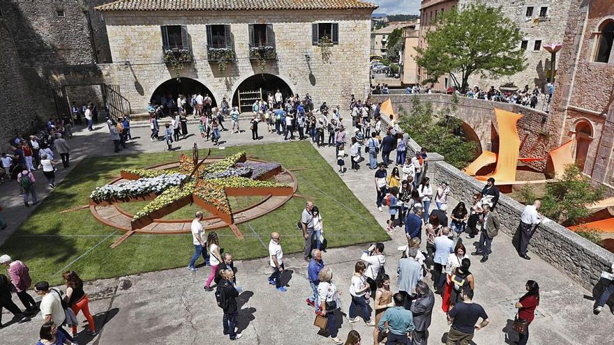 Imatge d&#039;arxiu d&#039;un muntatge de Temps de Flors a la plaça dels Jurats.