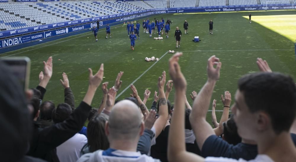 Los oviedistas apoyana a su equipo antes del derbi