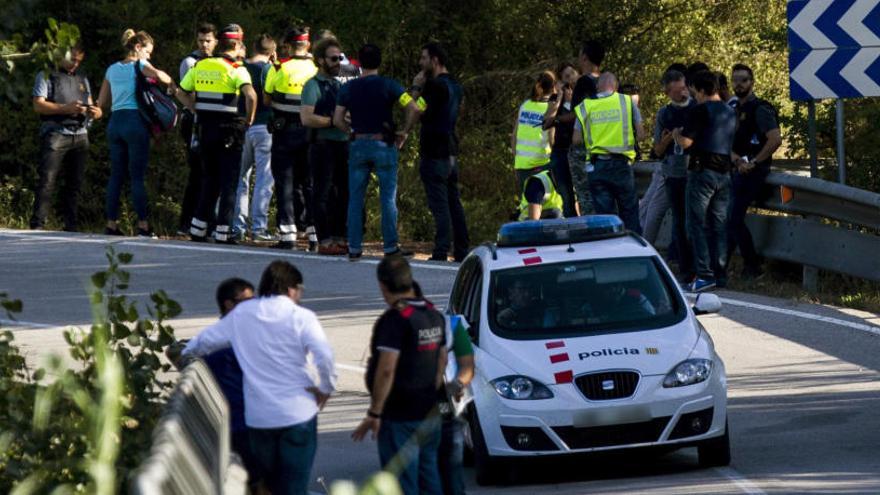 Cossos de seguretat al lloc on ha estat abatut el terrorista de la Rambla.