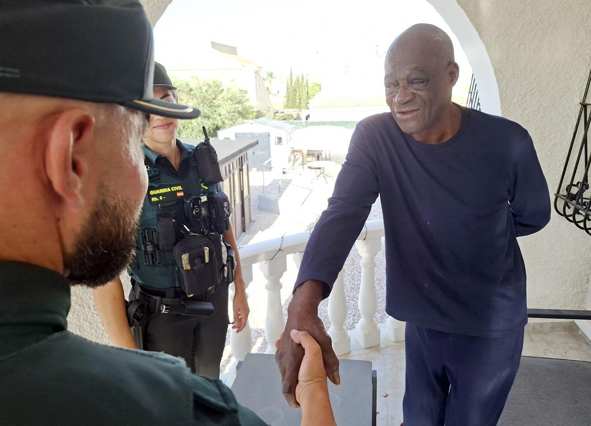 Un agente de la Guardia CIvil estrecha su mano con el hombre rescatado en Mazarrón.