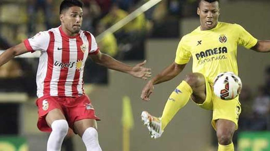 Uche juega un balón ante el argentino Mauro dos Santos