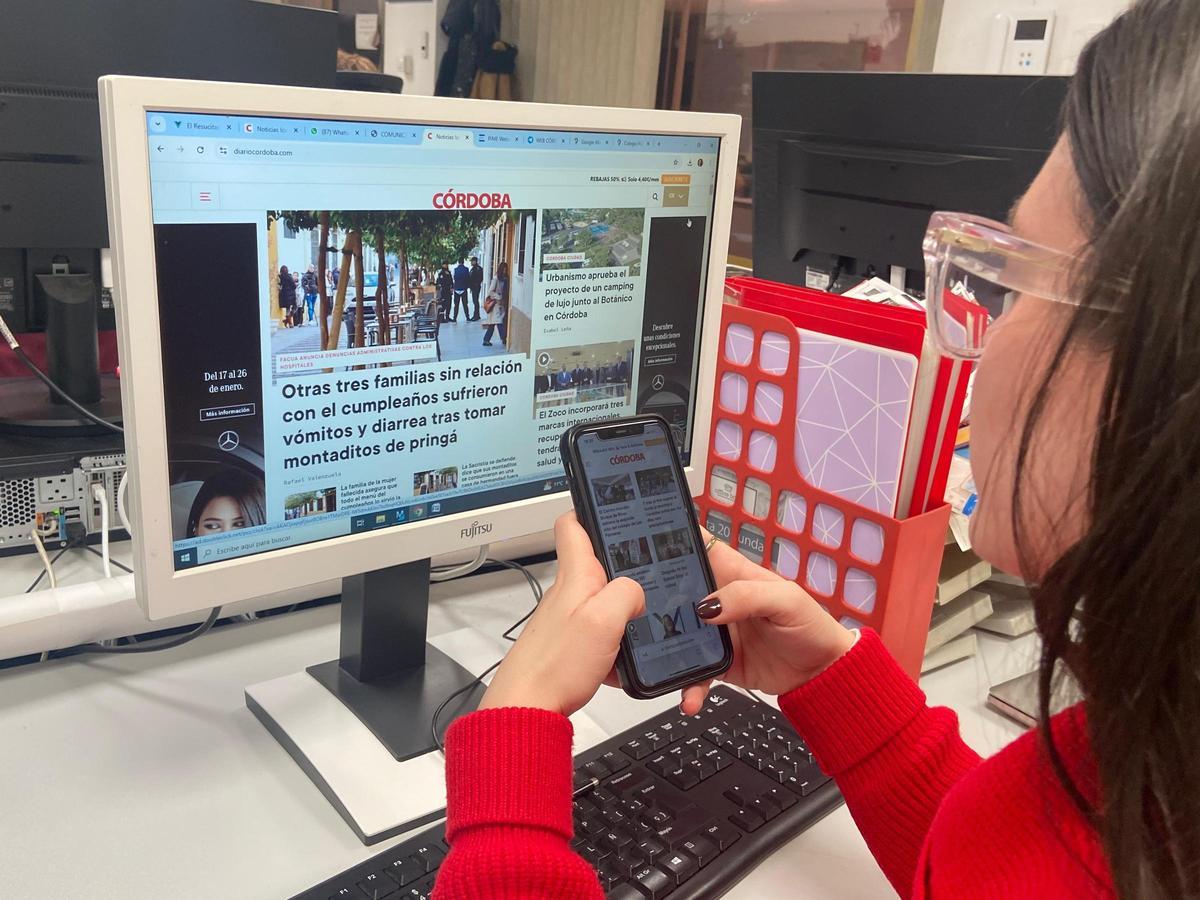 Una usuaria consulta la edición digital de Diario CÓRDOBA en la pantalla del ordenador y en móvil.