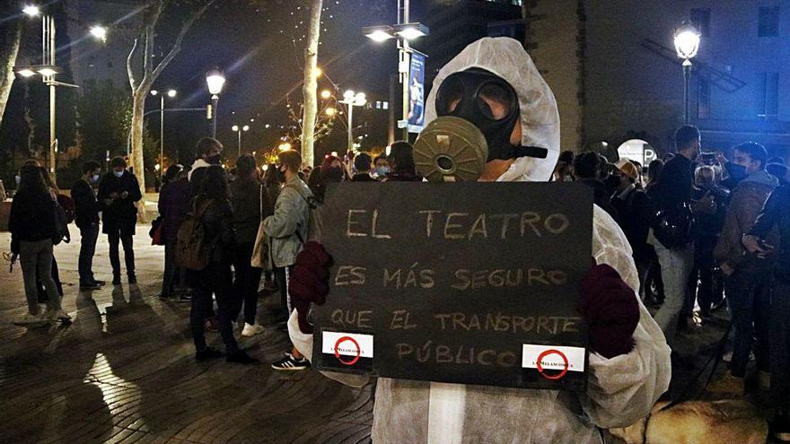 Un manifestant amb un cartell reivindicatiu en una protesta del sector cultural, ahir a Barcelona.