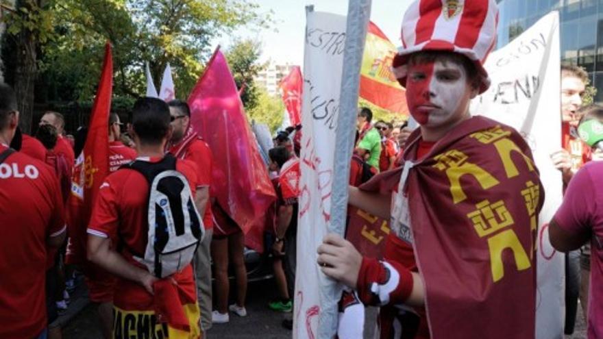 Los aficionados del Real Murcia se concentran ante la sede de la LFP