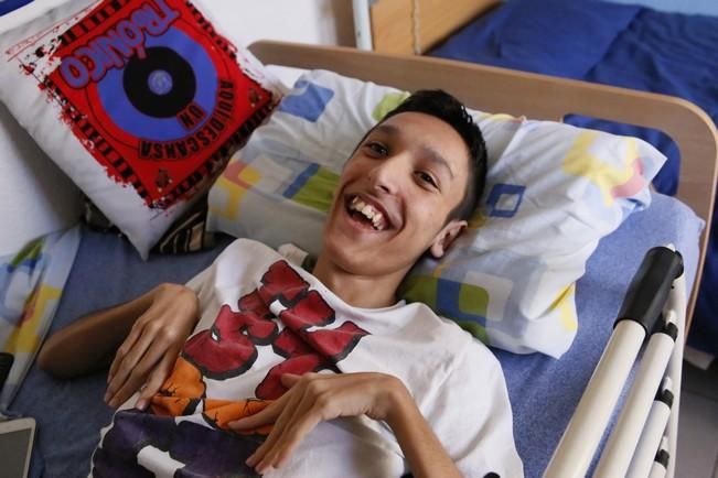 Delia Padrón  Brian Servando, un joven con parálisis cerebral que vive con dolores y sin poder moverse de la cama a la espera de ser operado