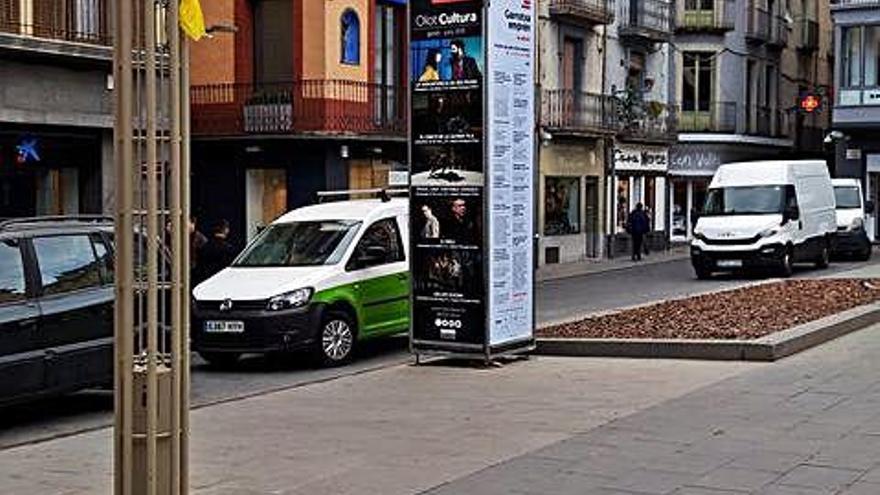 Vehicles a la plaça Major d&#039;Olot en un dia d&#039;activitat comercial. La plaça és l&#039;epicentre de la xarxa viària del nucli antic.