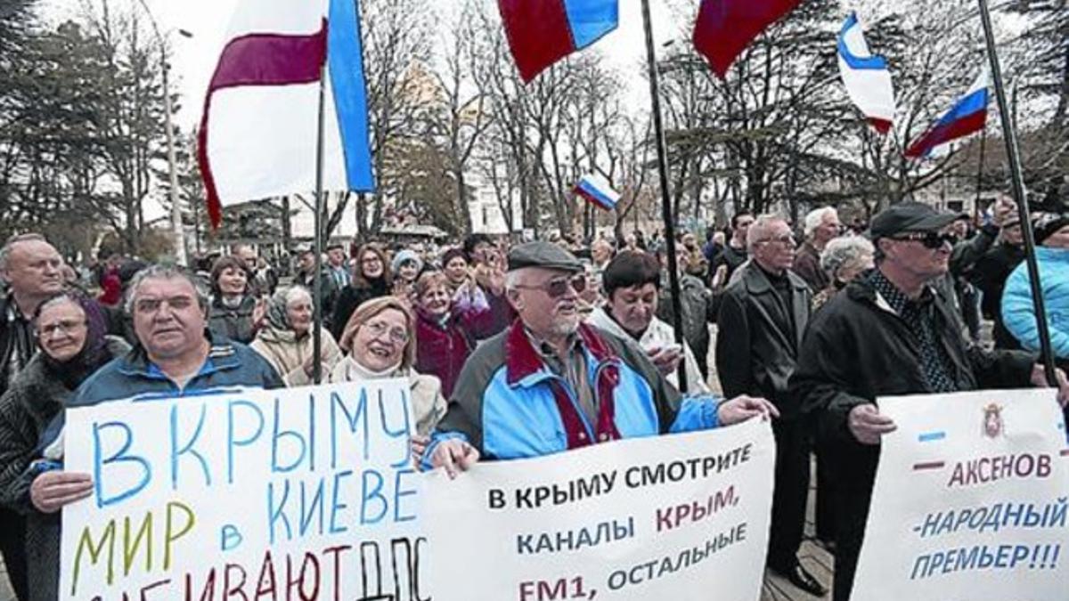Protesta 8 Prorrusos frente al Parlamento de Crimea, en Simferópol.