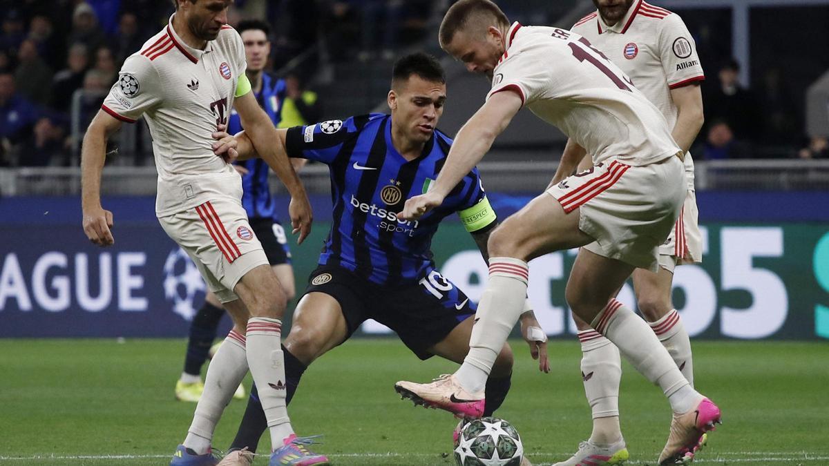 Lautaro Martínez, el delantero del Inter, intenta escaparse de la defensa del Bayern Múnich en Milán.