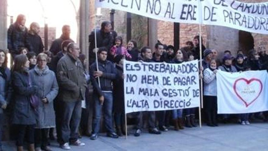 Protestes dels treballadors al Castell de Cardona amb pancartes.