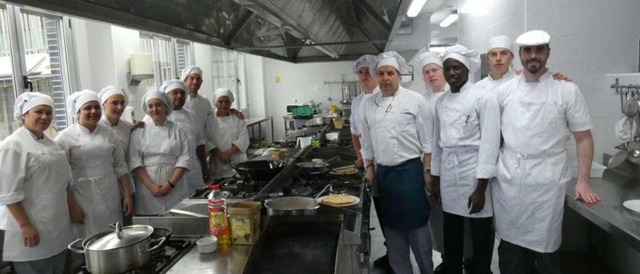 Estudiantes y profesores del primer curso del grado medio de Formación Profesional de Cocina y Gastronomía, ayer en el Instituto de Llanes.