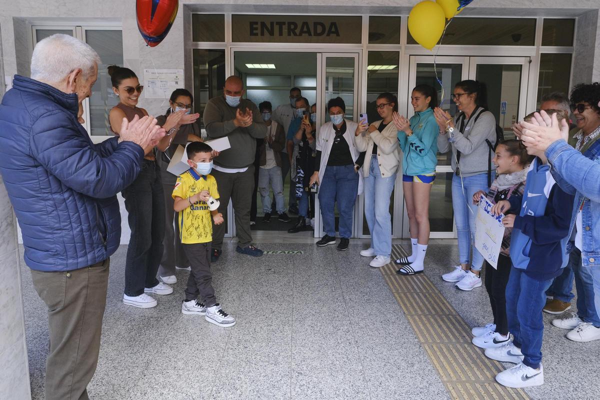 Los familiares y amigos de Elías esperan al niño a su salida del Materno.
