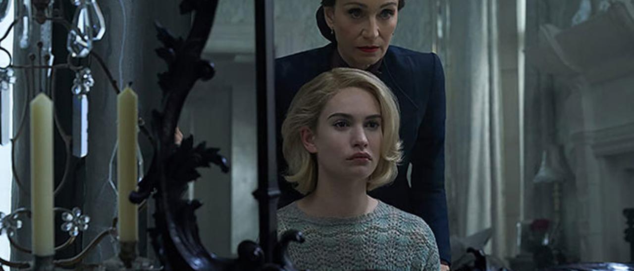 Kristin Scott Thomas e Lily James en Rebeca (2020).