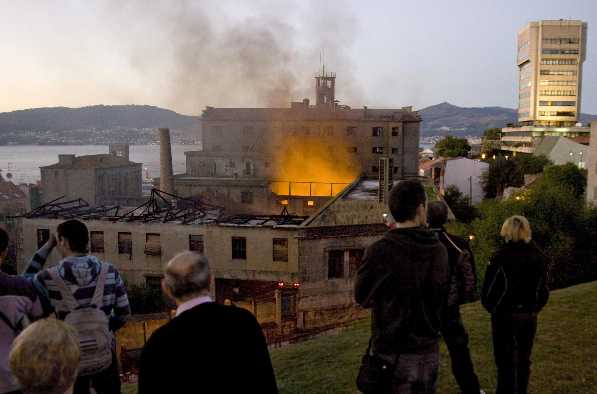 Vecinos observan las llamas del incendio intencionado de la Panificadora en 2009 J. Hernández.jpg