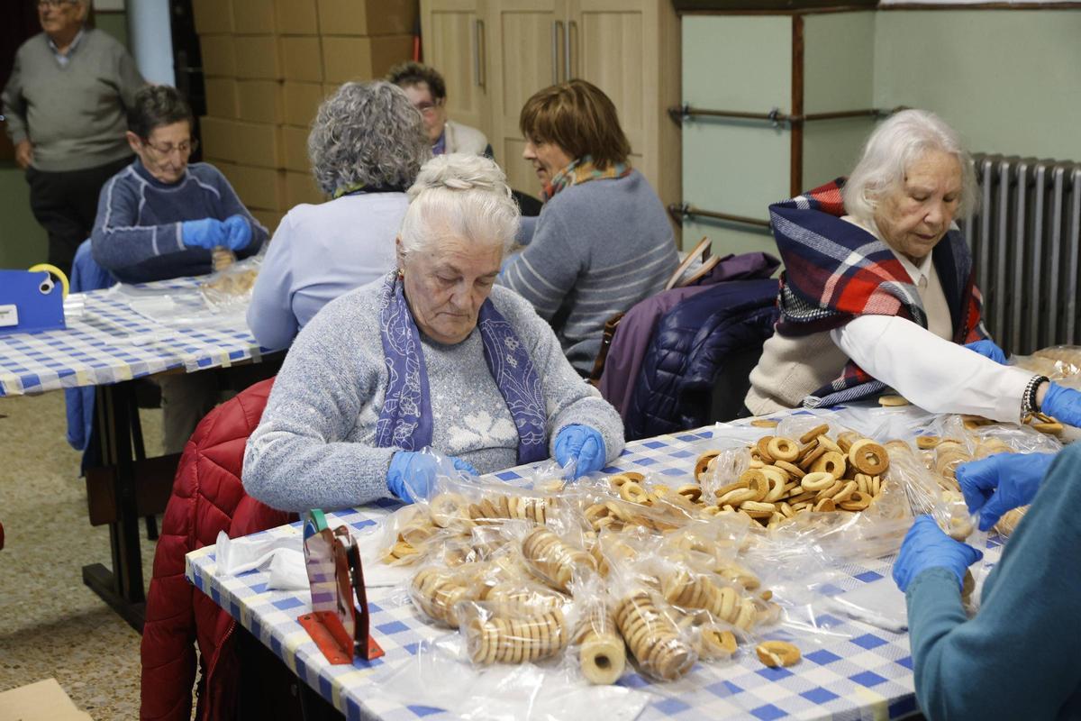 La parroquia de Jove empieza a preparar sus rosquillas para celebrar San Blas (en imágenes)