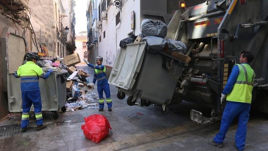 Recogida de basura en el Centro a cargo de operarios de Limasa.