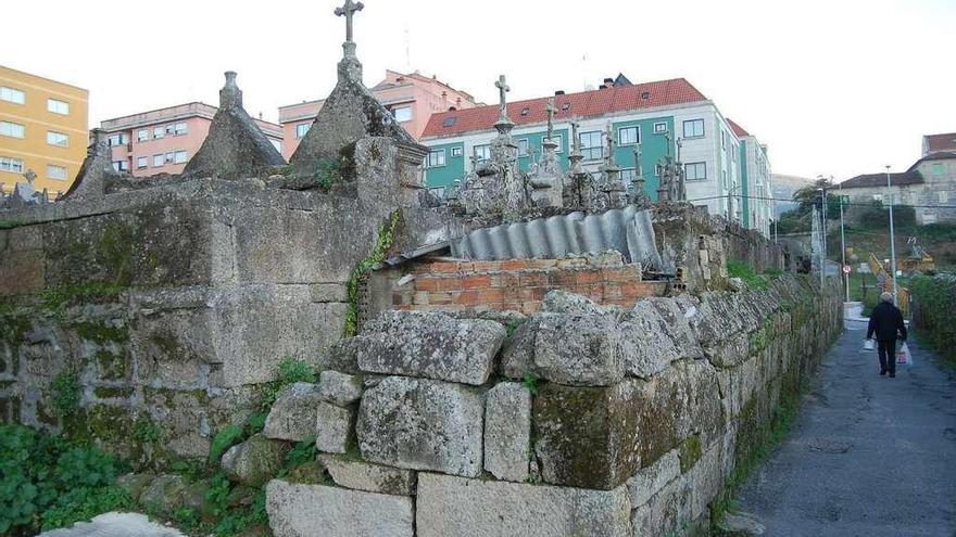 Muro de cierre del cementerio de Os Eidos de Redondela, en deficiente estado de conservación. // FdV