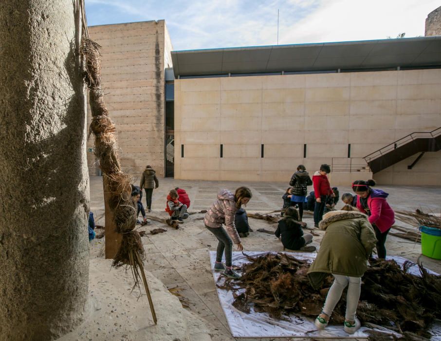 La Asociación de Palmereros y el Museo Arqueológico llevan a cabo talleres con niños para que aprendan a realizar las tradicionales antorchas