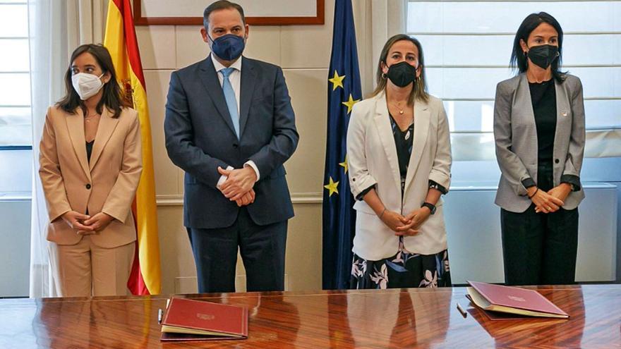 Inés Rey, José Luis Ábalos, Ethel Vázquez e Isabel Pardo de Vera, en la firma del convenio de la intermodal de A Coruña.