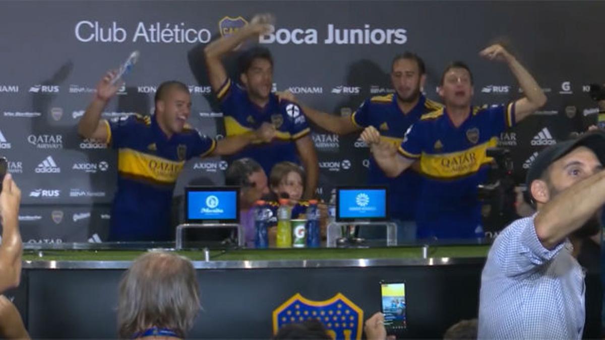 ¡Los jugadores de Boca le echan un cubo de agua a Russo para celebrar el título de liga!