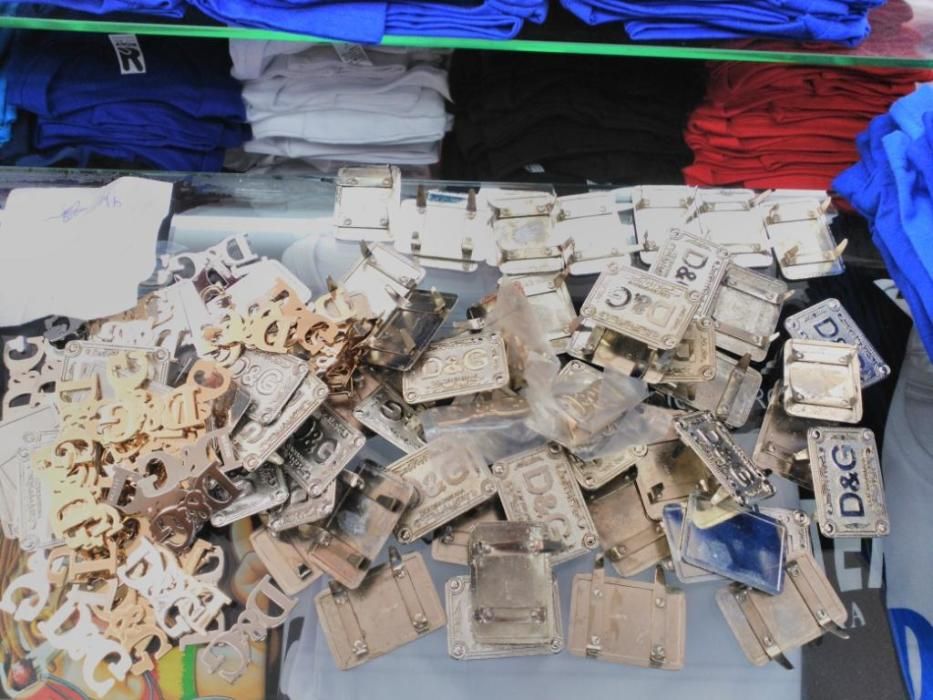 La Policía Local de Tías interviene cerca de 3.300 artículos falsificados
