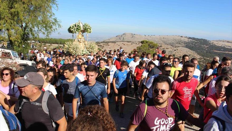 La Virgen de la Sierra regresa a su santuario entre cientos de fieles