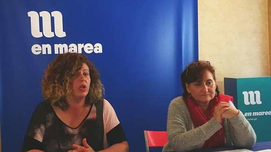 Ana Seijas, a la izquierda, y Victoria Esteban, ayer en Santiago. // FdV