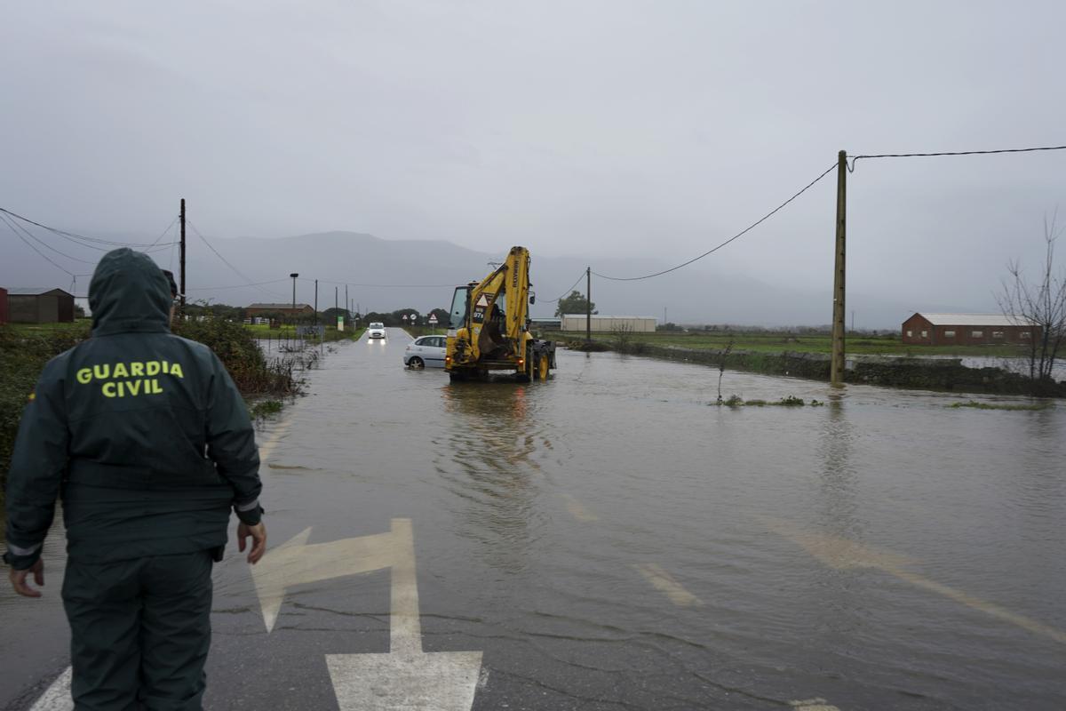 Actuación de la Guardia Civil ayer a la entrada de Zarza de Granadilla.