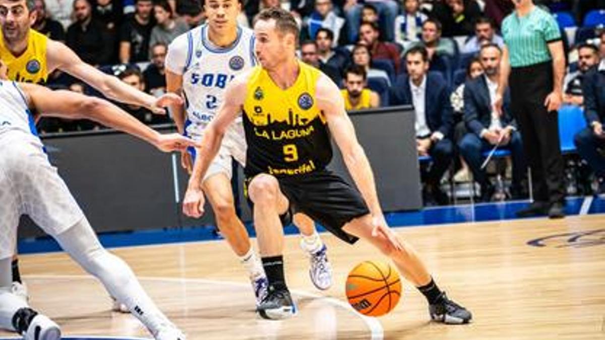 Huertas trata de penetrar ante la defensa de Traoré.