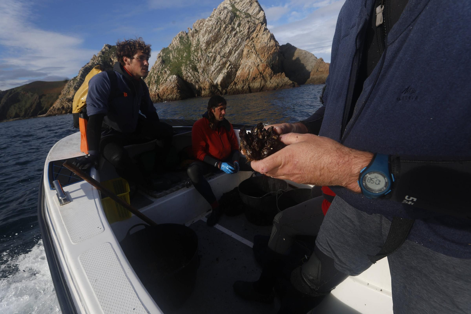 EN IMÁGENES: Así es la dura jornada de los perceberos del cabo Peñas: un oficio de alto riesgo a merced de las olas